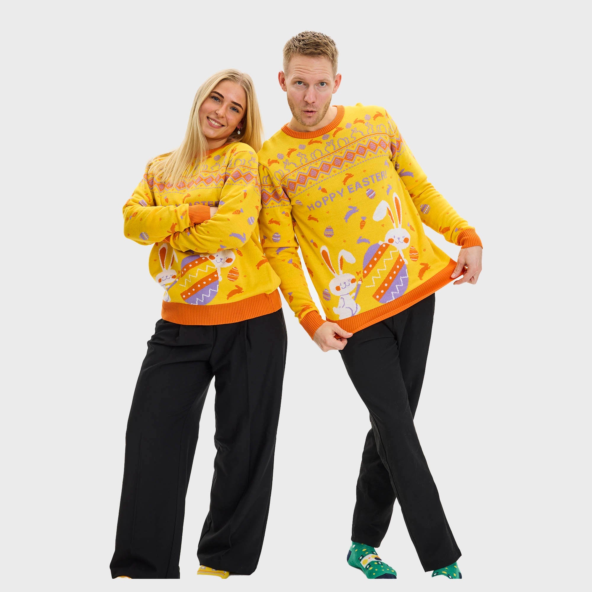 En kvinna med ryggen vänd bär en gul påsktröja med påskägg och kaniner.