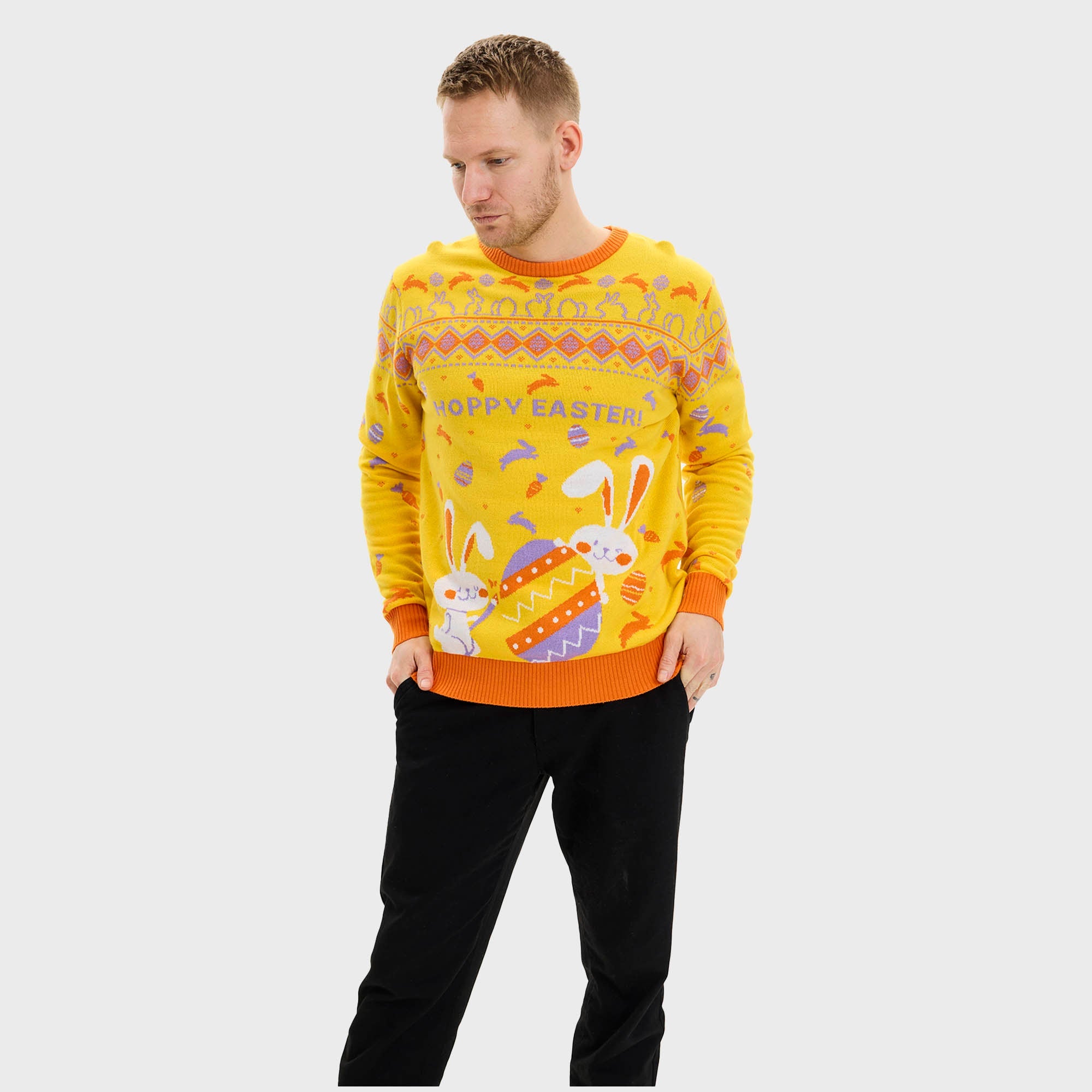 En kvinna i en gul påsktröja med påskägg och kaniner.