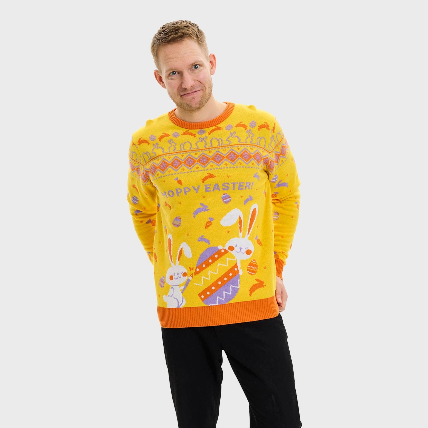 En man i gul påsktröja med påskägg och kaniner.