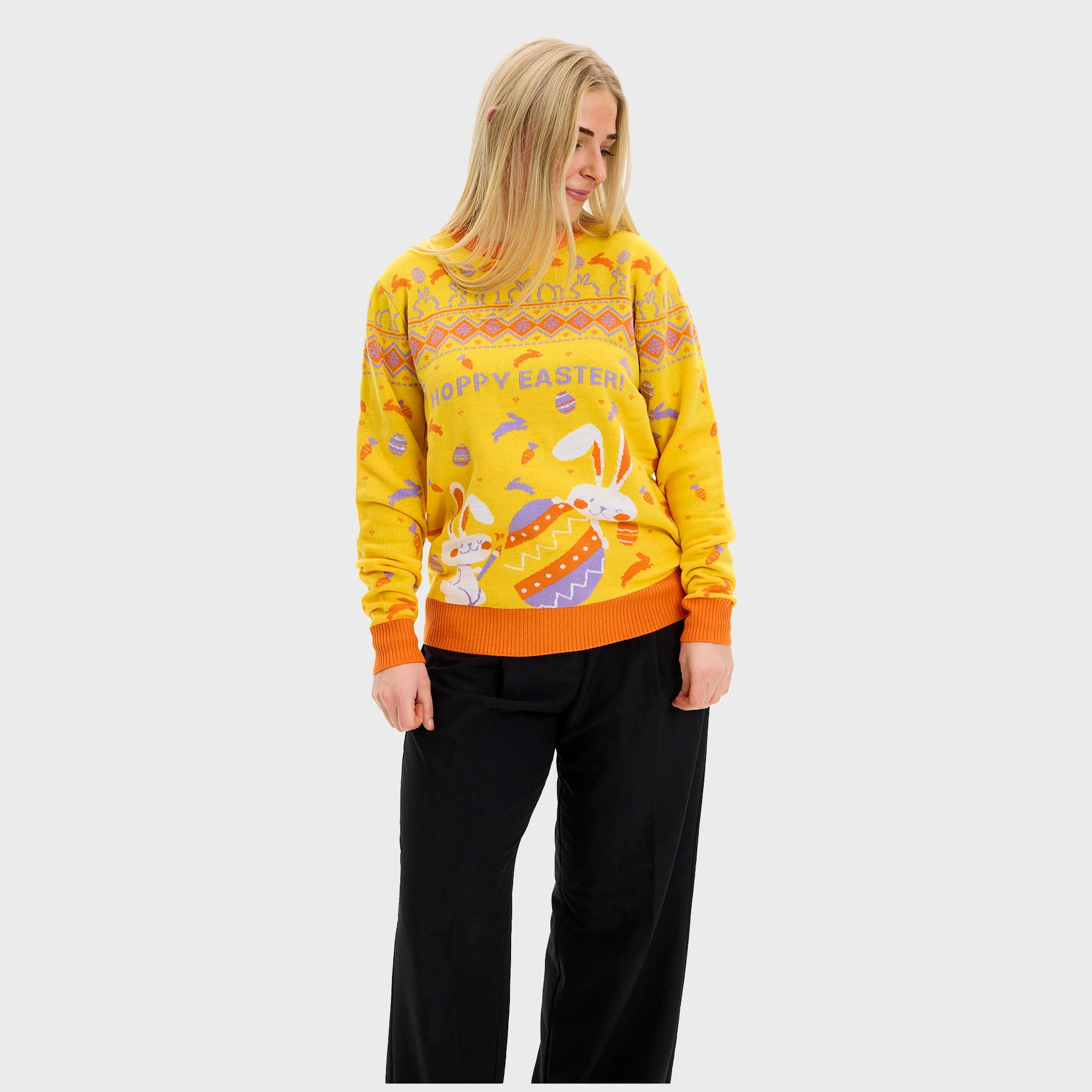 En man i gul påsktröja med påskägg och kaniner.