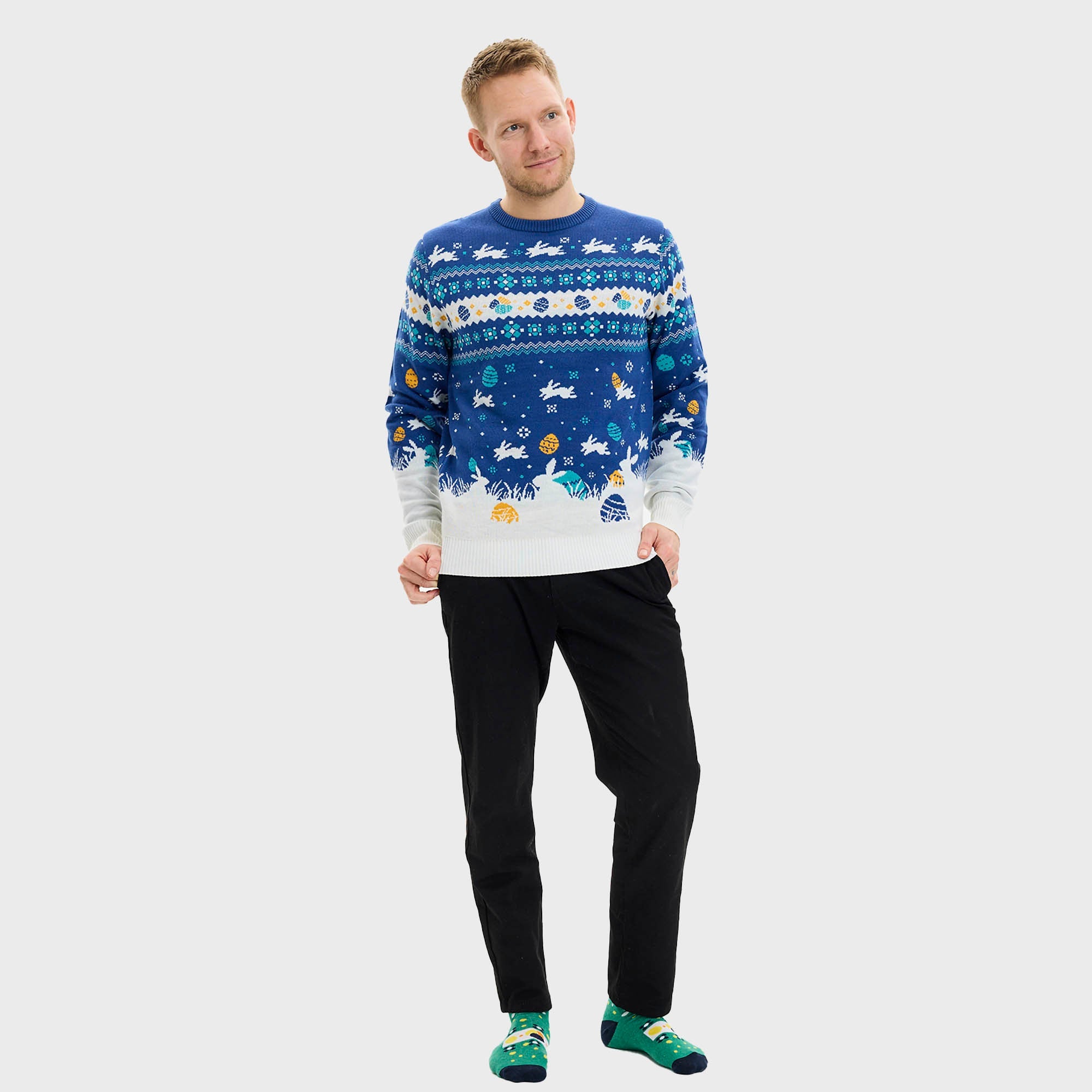 Ett par tittar på en blå påsktröja med påskkärringar på.