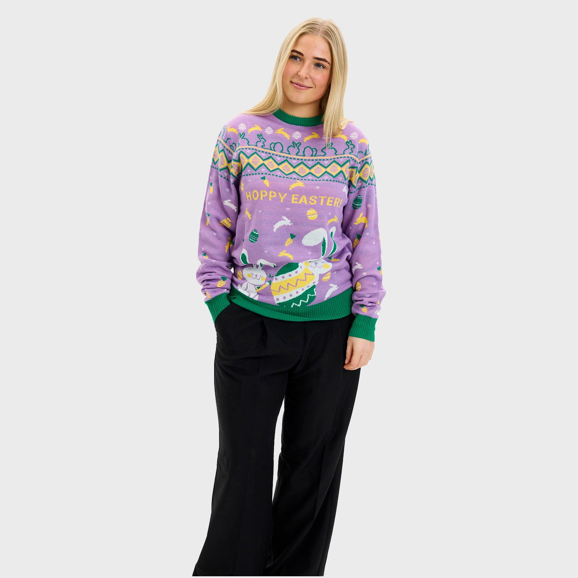 En man i en lila påsktröja med påskägg och kaniner.