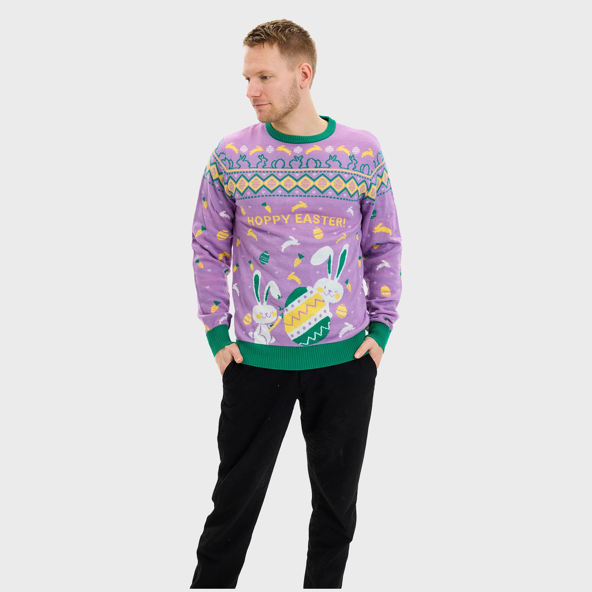 En man som poserar som en hare i en lila påsktröja med påskägg och harar.