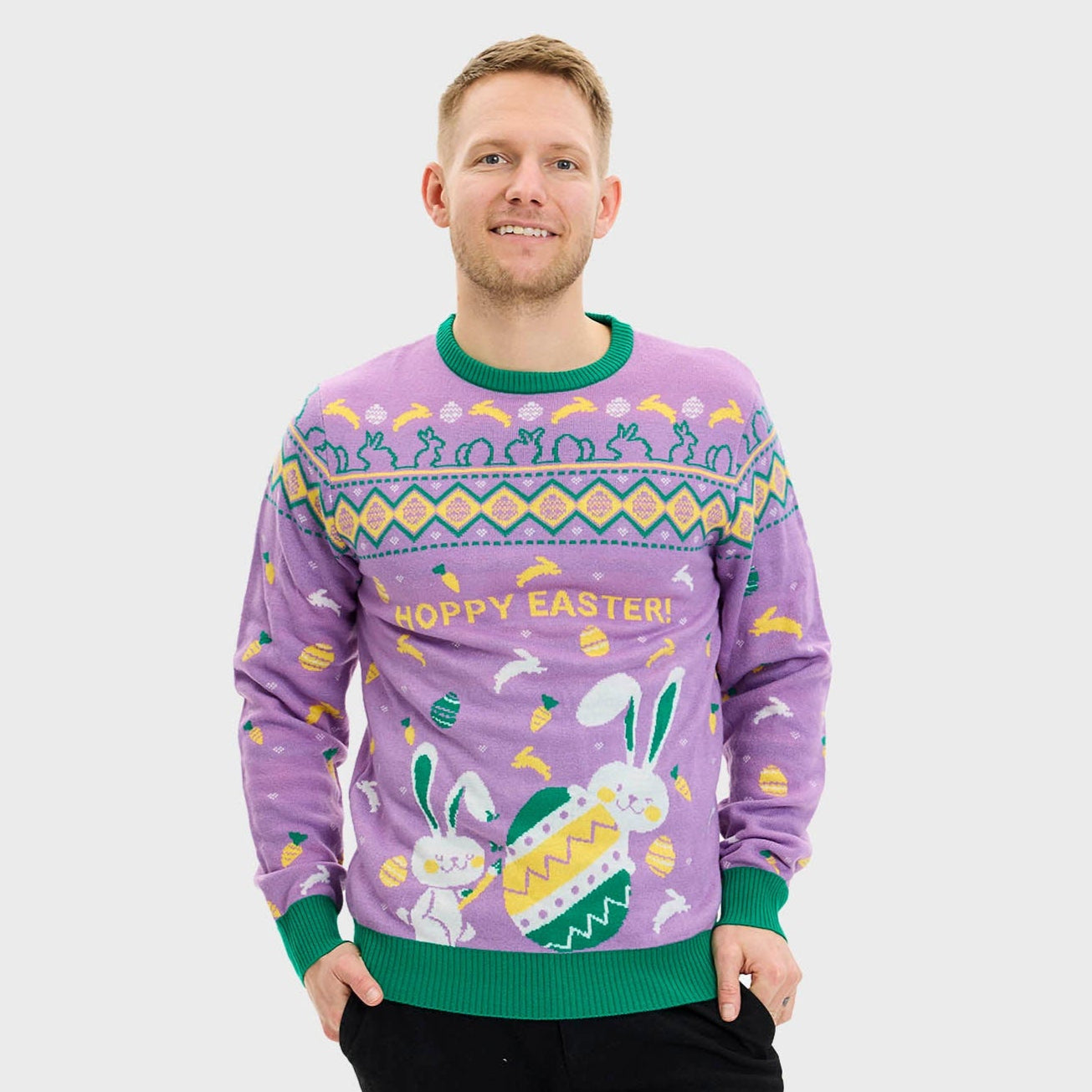 En man i en lila påsktröja med påskägg och kaniner.
