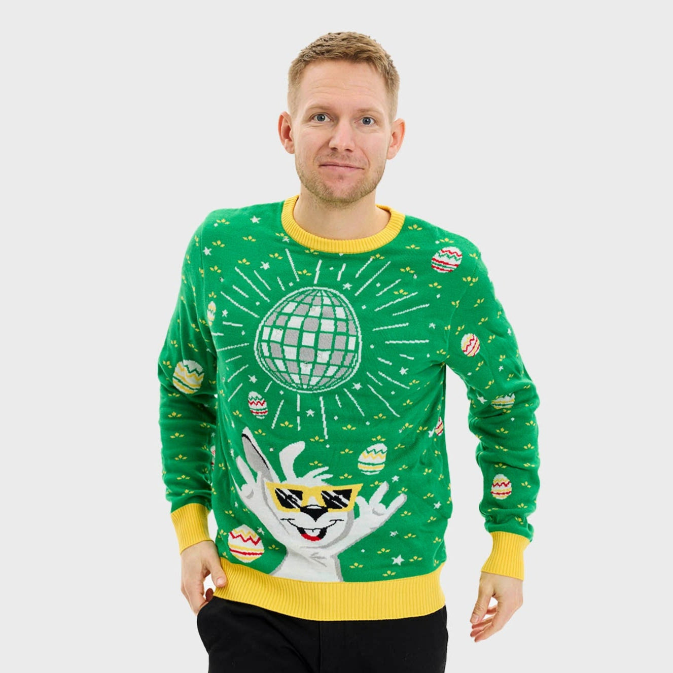 Ett par med varsin påsktröja.