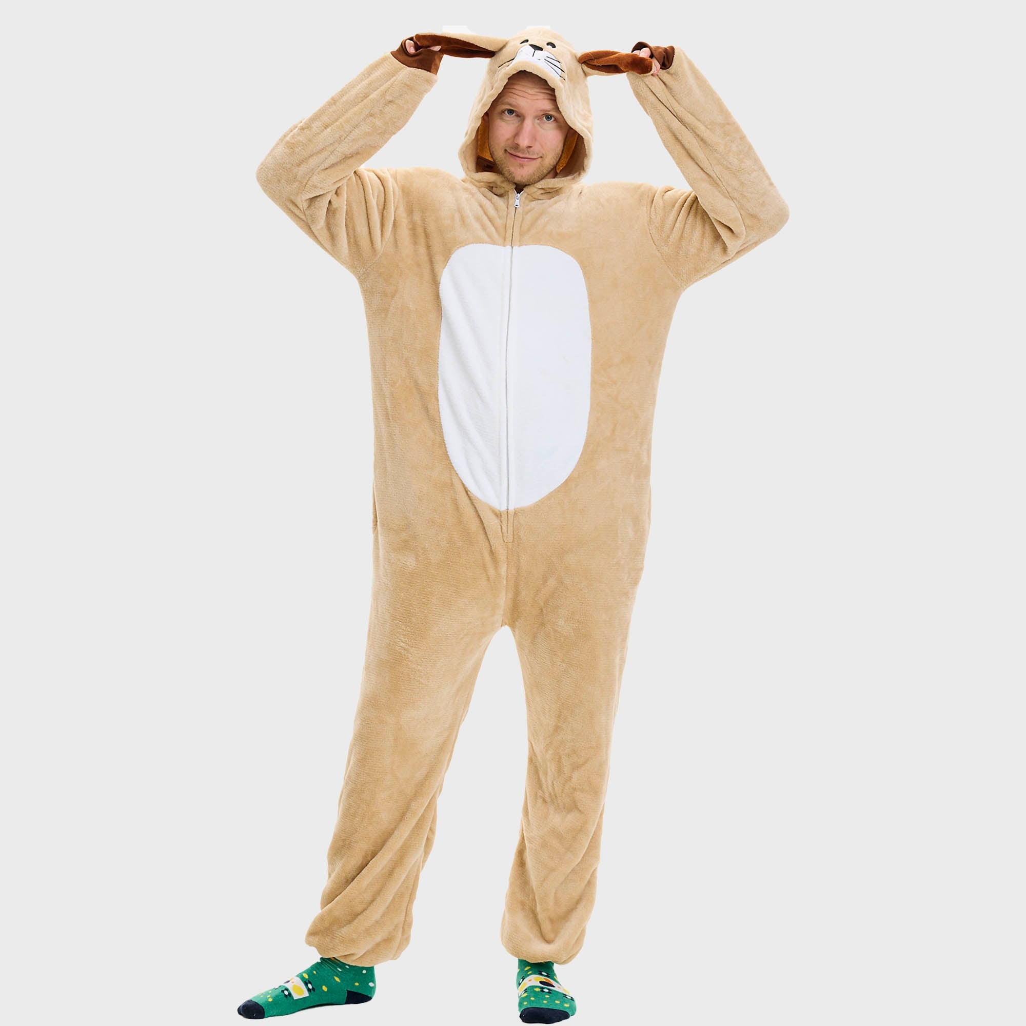 En man som bär en dräkt som ser ut som en hare.