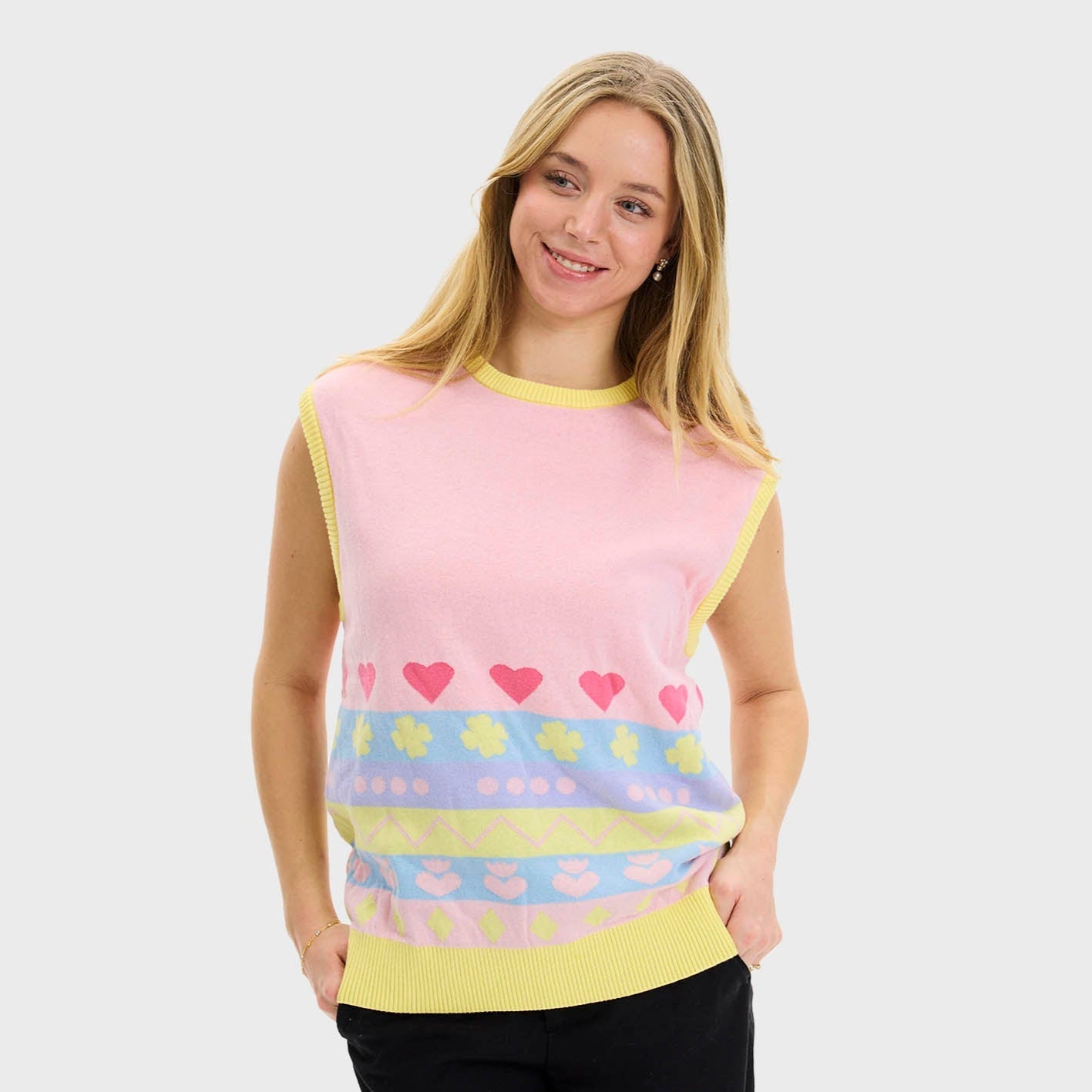 En leende man som bär en rosa påskväst med ett mönster på undersidan.