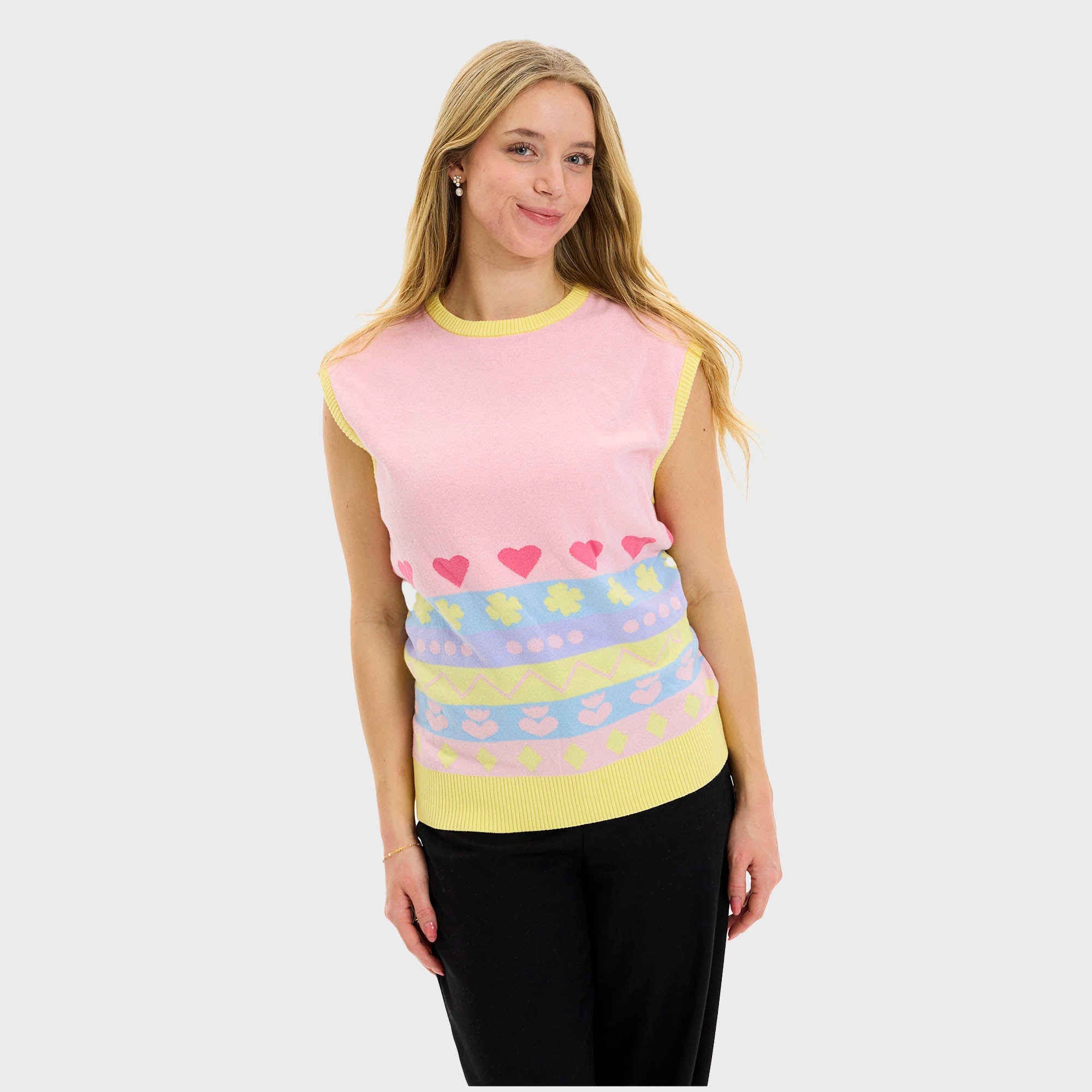 En kvinna bär en rosa påskväst med ett mönster på undersidan.