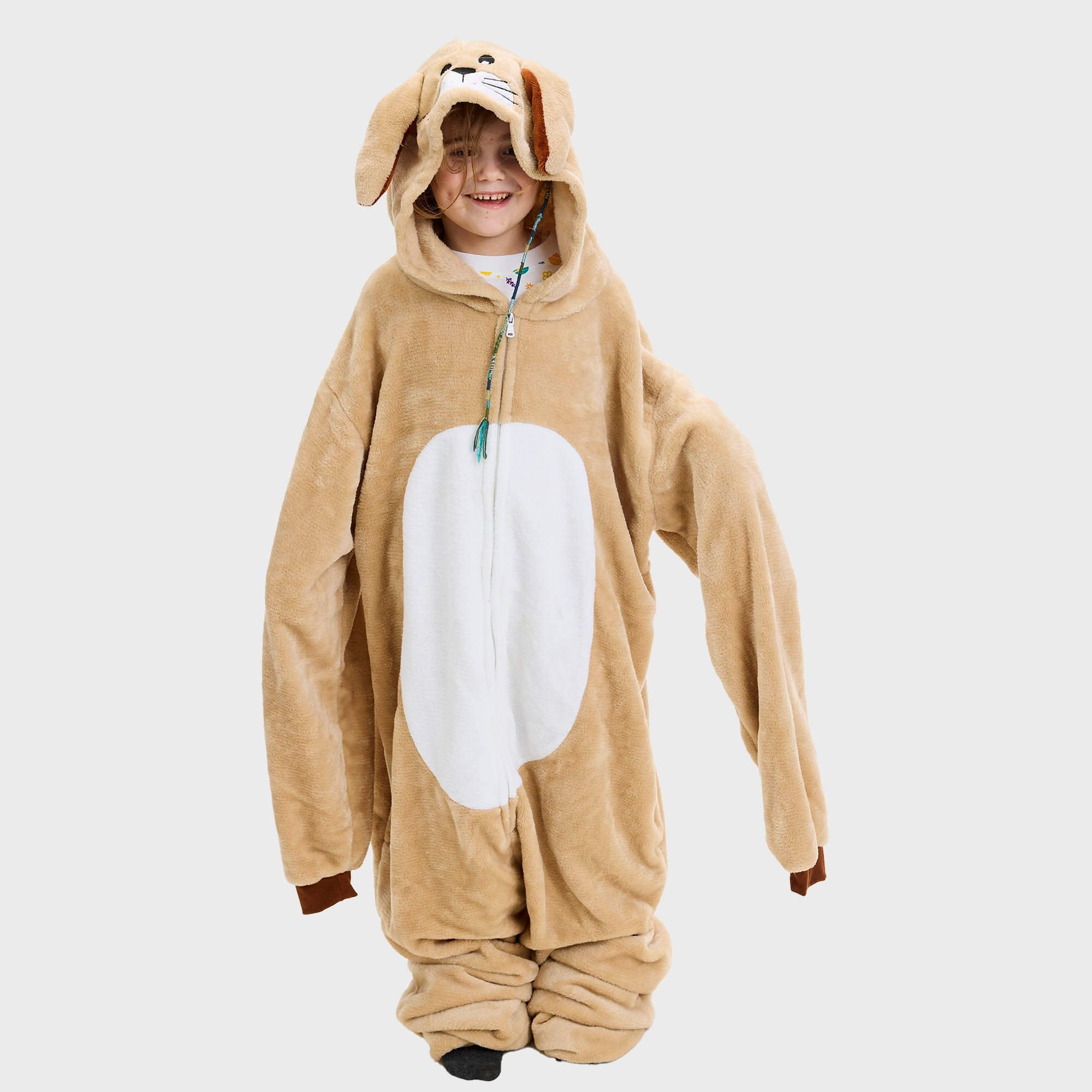 Ett barn som bär en dräkt som ser ut som en hare.