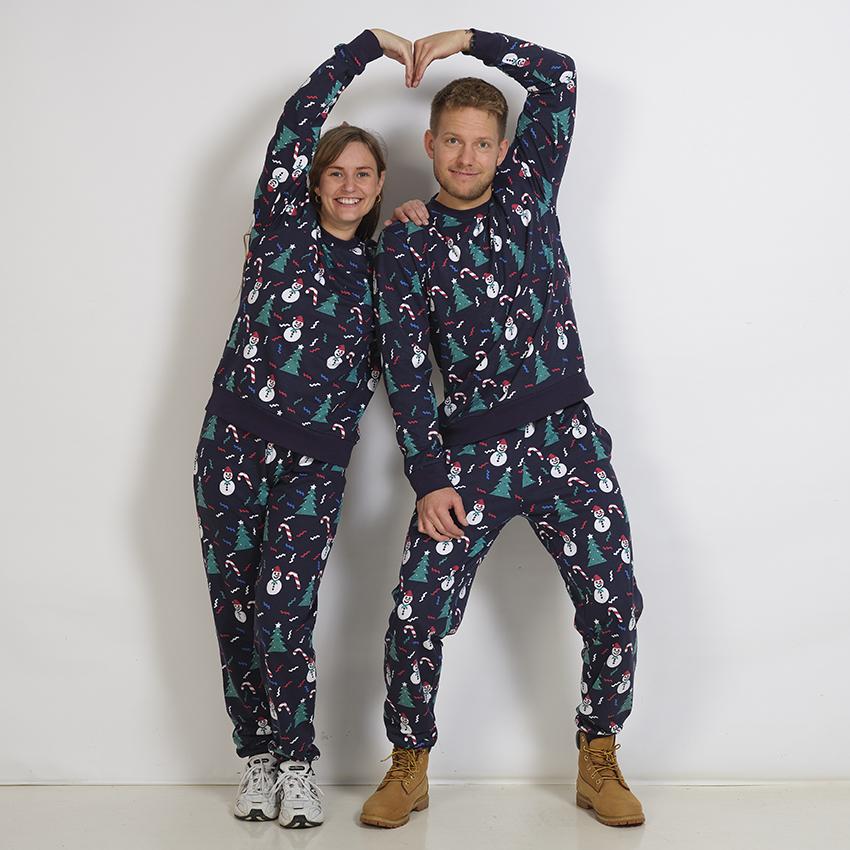 Ett par i blå jultröja.