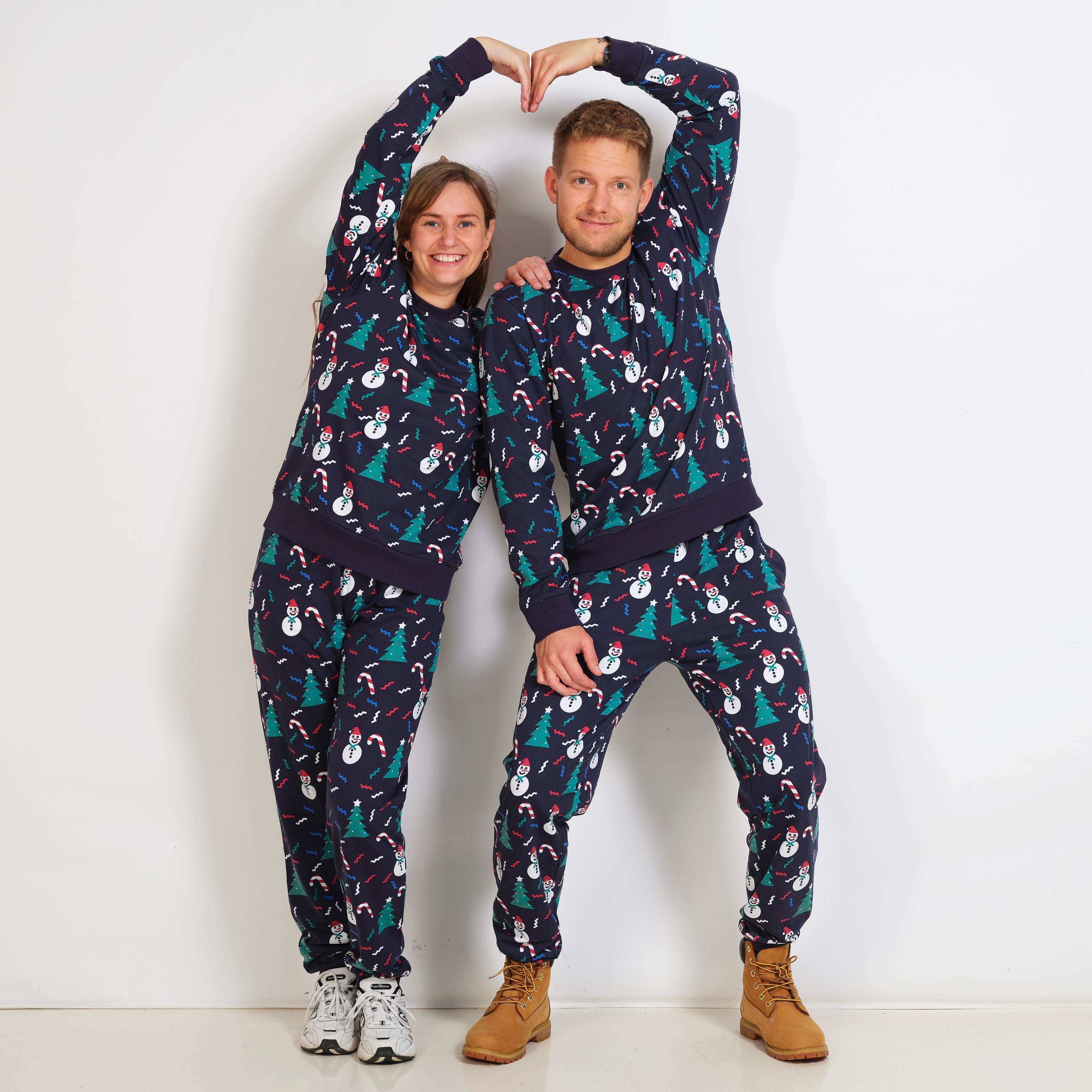 Ett par i blå jultröja.