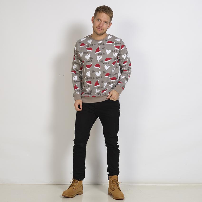 Man i grå jultröja.