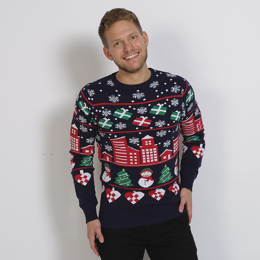 En man i en jultröja med en stadskalender på.