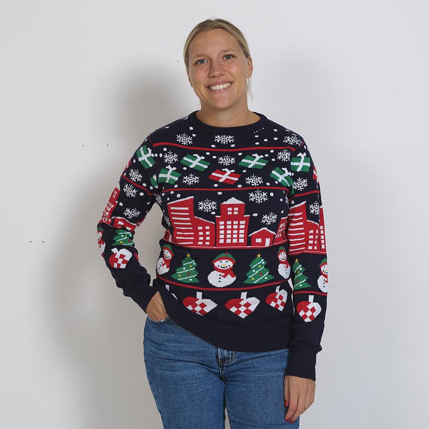 En kvinna i en jultröja med en stadskalender på.