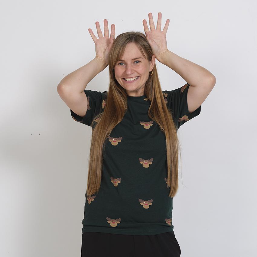 En kvinna med en mörkgrön T-shirt med renar på.