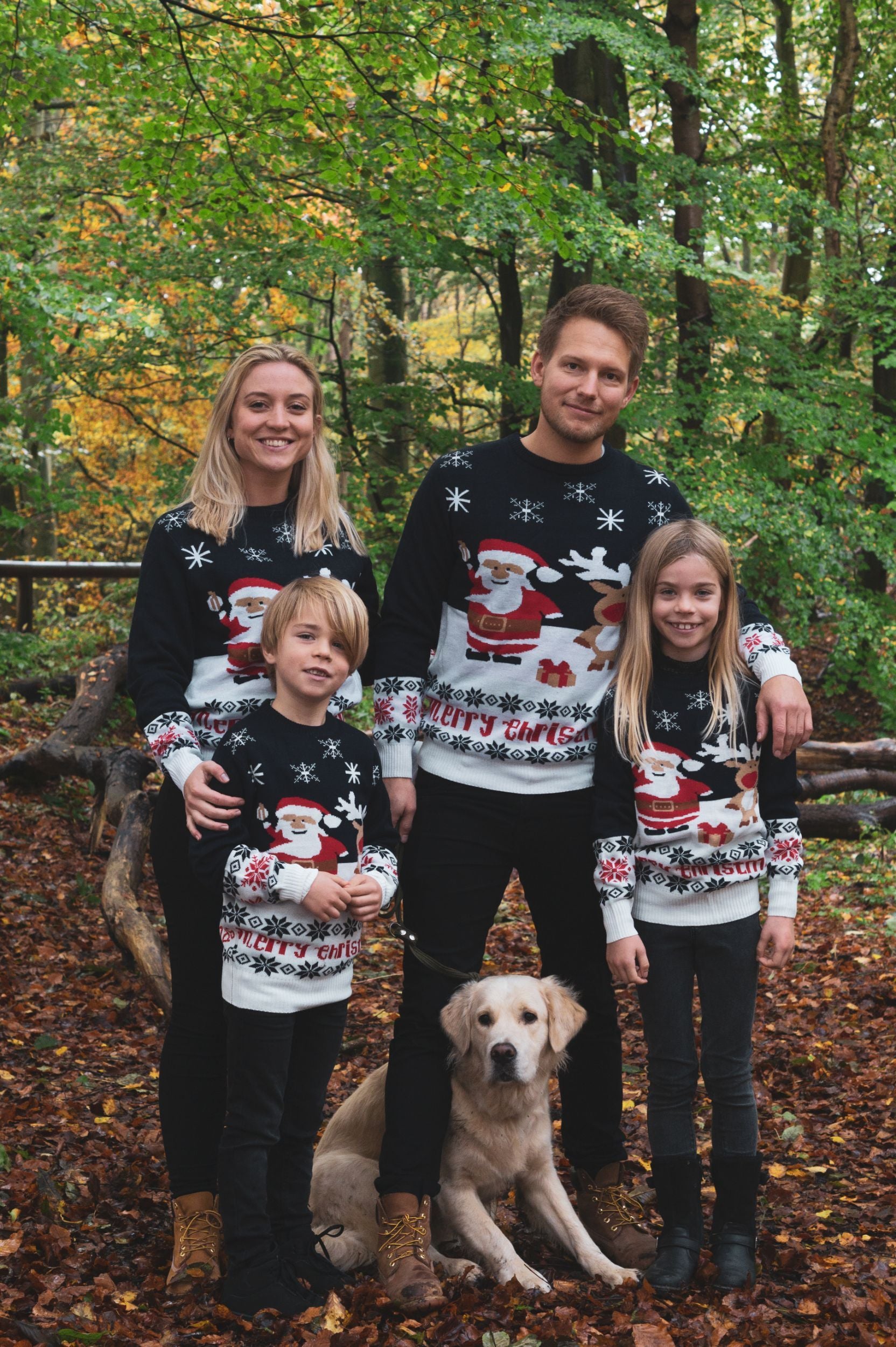 En familj med jultröjor.