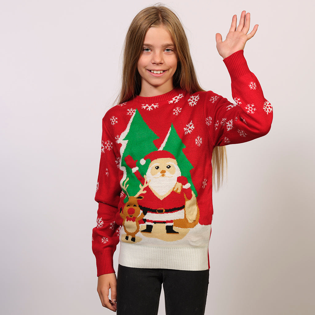 Ett vinkande barn i röd jultröja med jultomten och snölandskap.