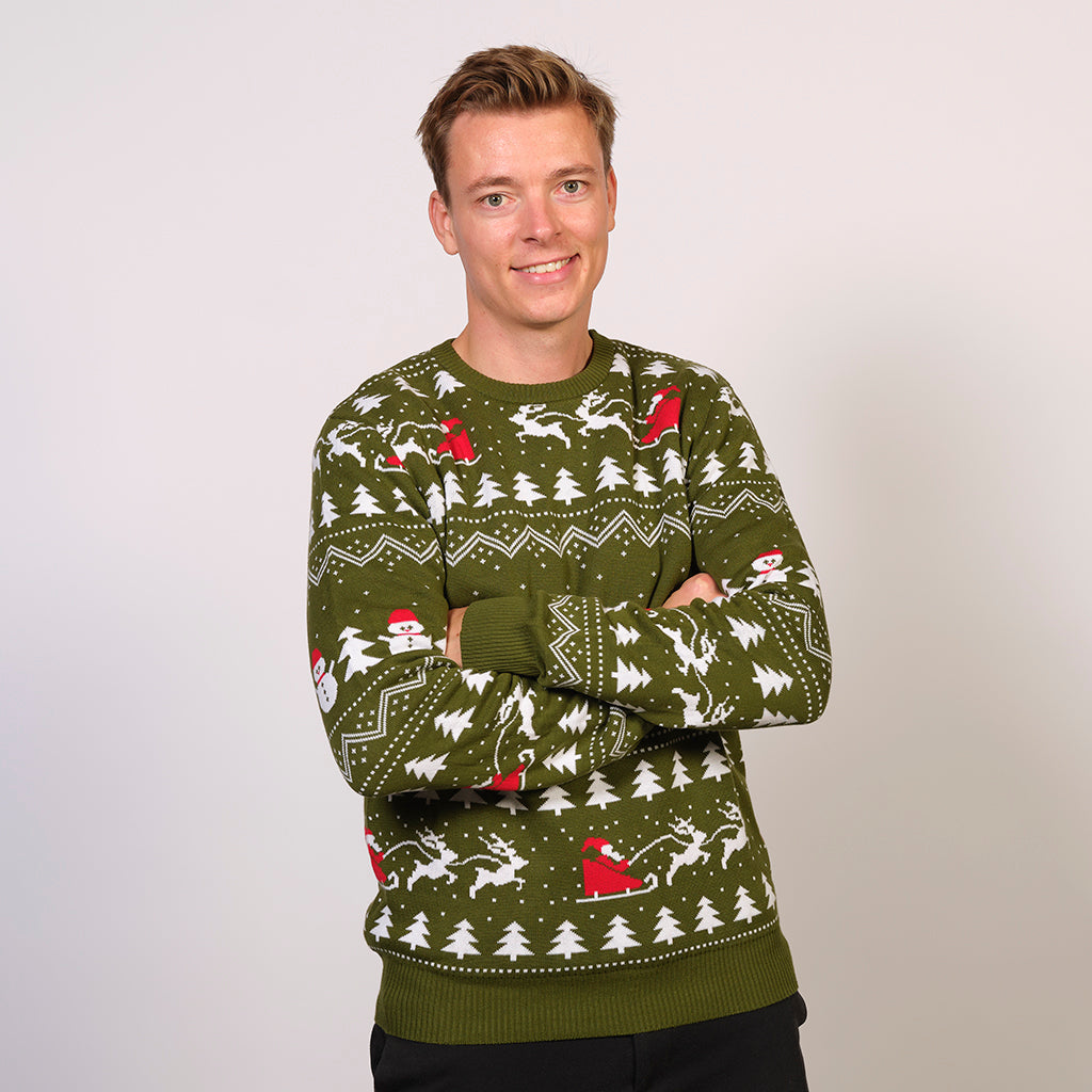 Man i mörkgrön jultröja med julgranar och snögubbar.