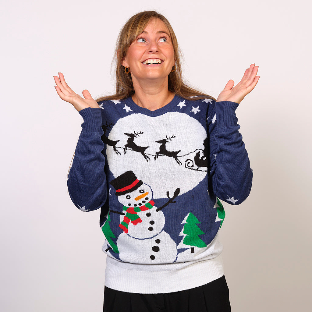 En kvinna i en blå jultröja med en snögubbe och en måne på.