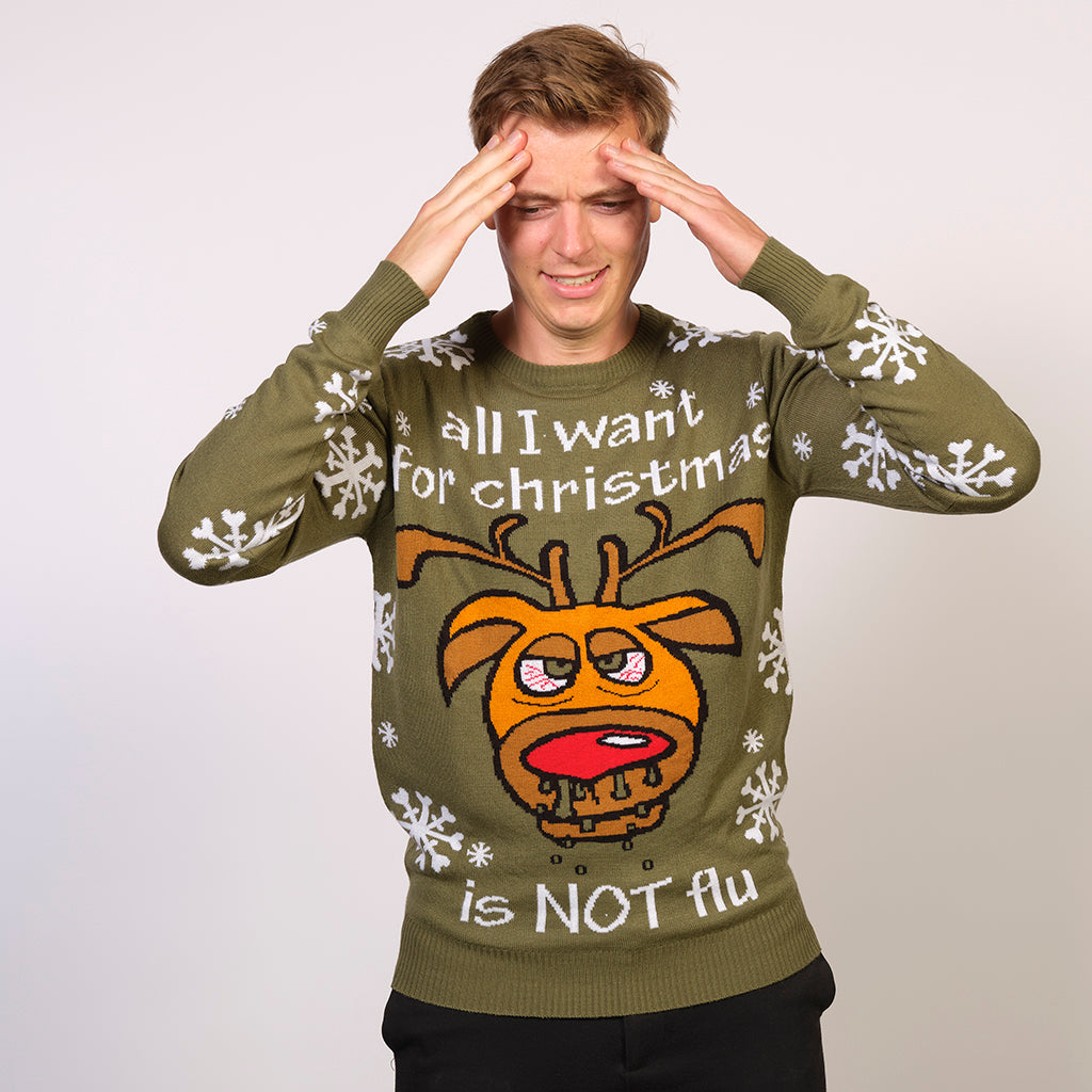 En man i mörkgrön jultröja med en kall ren.