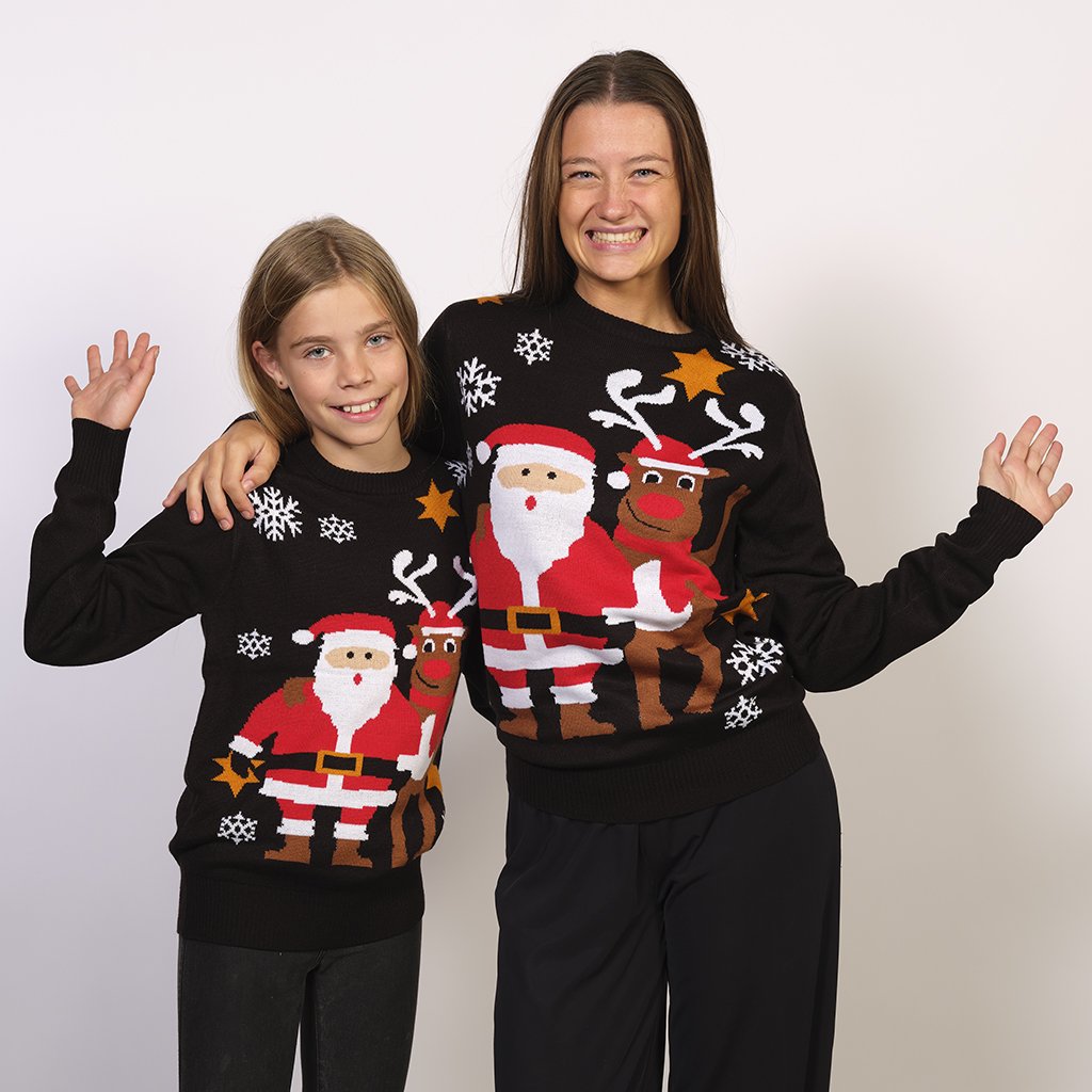 En familj som bär en svart jultröja med tomten och Rudolf på.