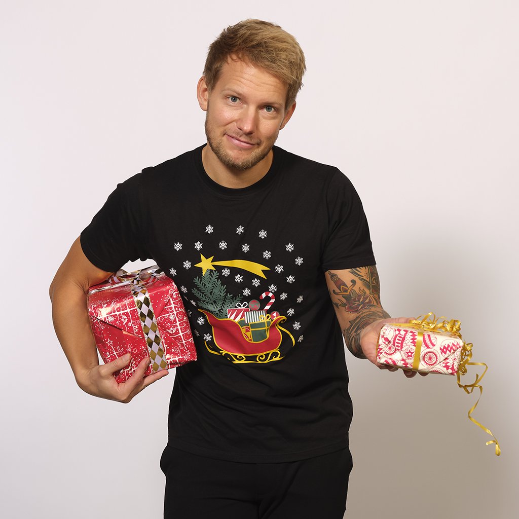 En man som bär en svart T-shirt med tomtens släde på.