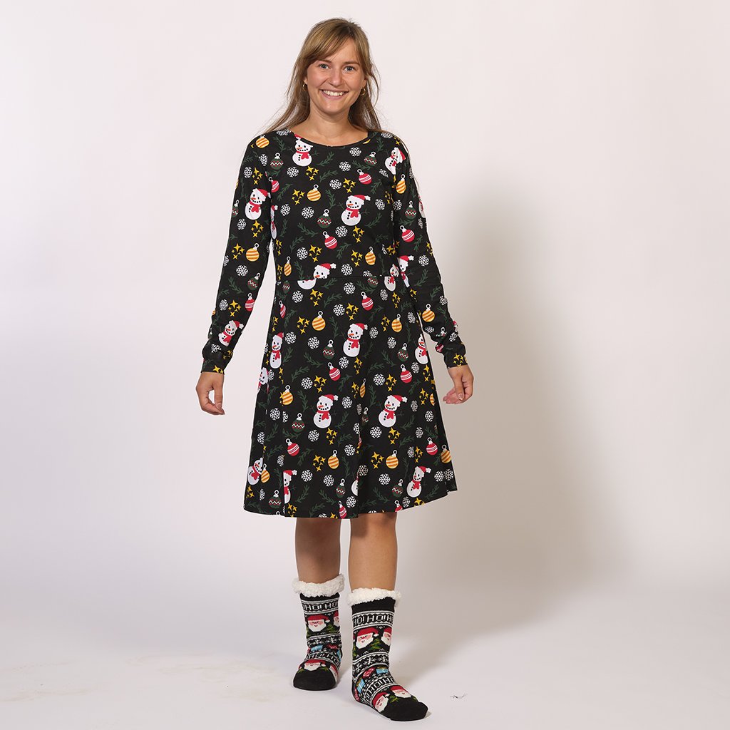 En kvinna i svart julklänning.