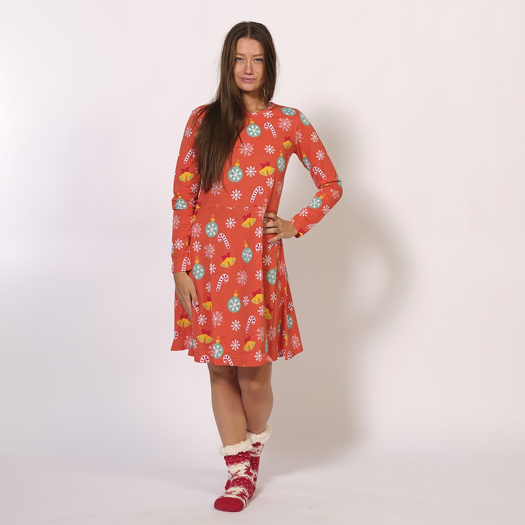 Röd julklänning med julmönster på.