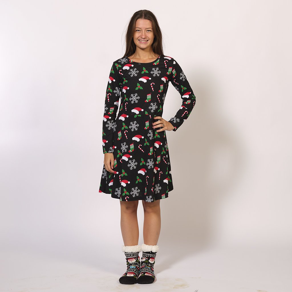 En kvinna som bär en svart julklänning med tryck.