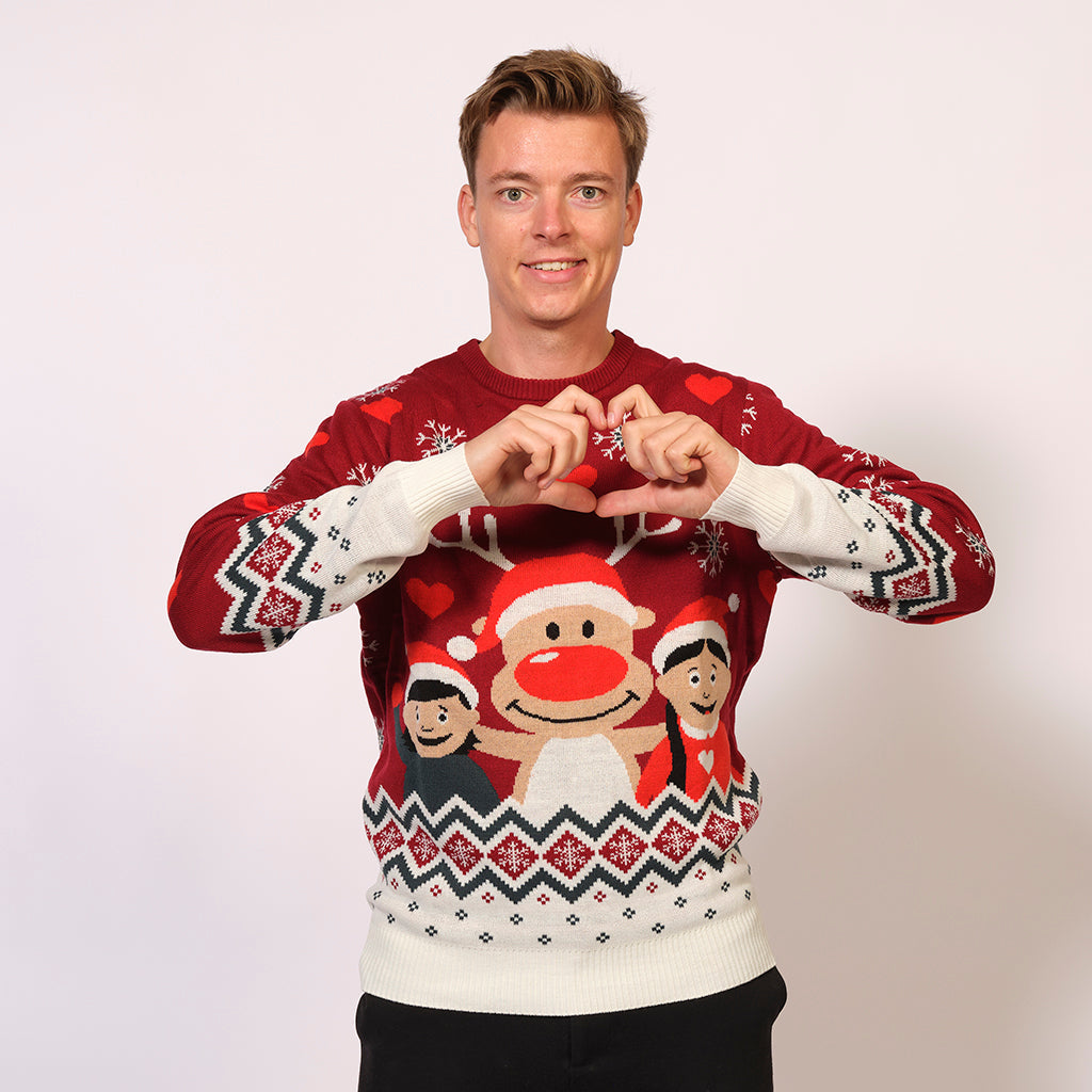 Man i röd jultröja med Rudolf och barn.