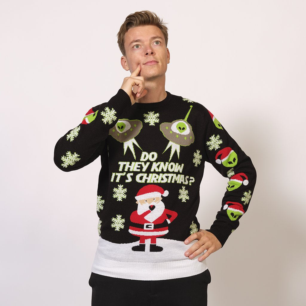 En man i en svart jultröja med utomjordingar på.