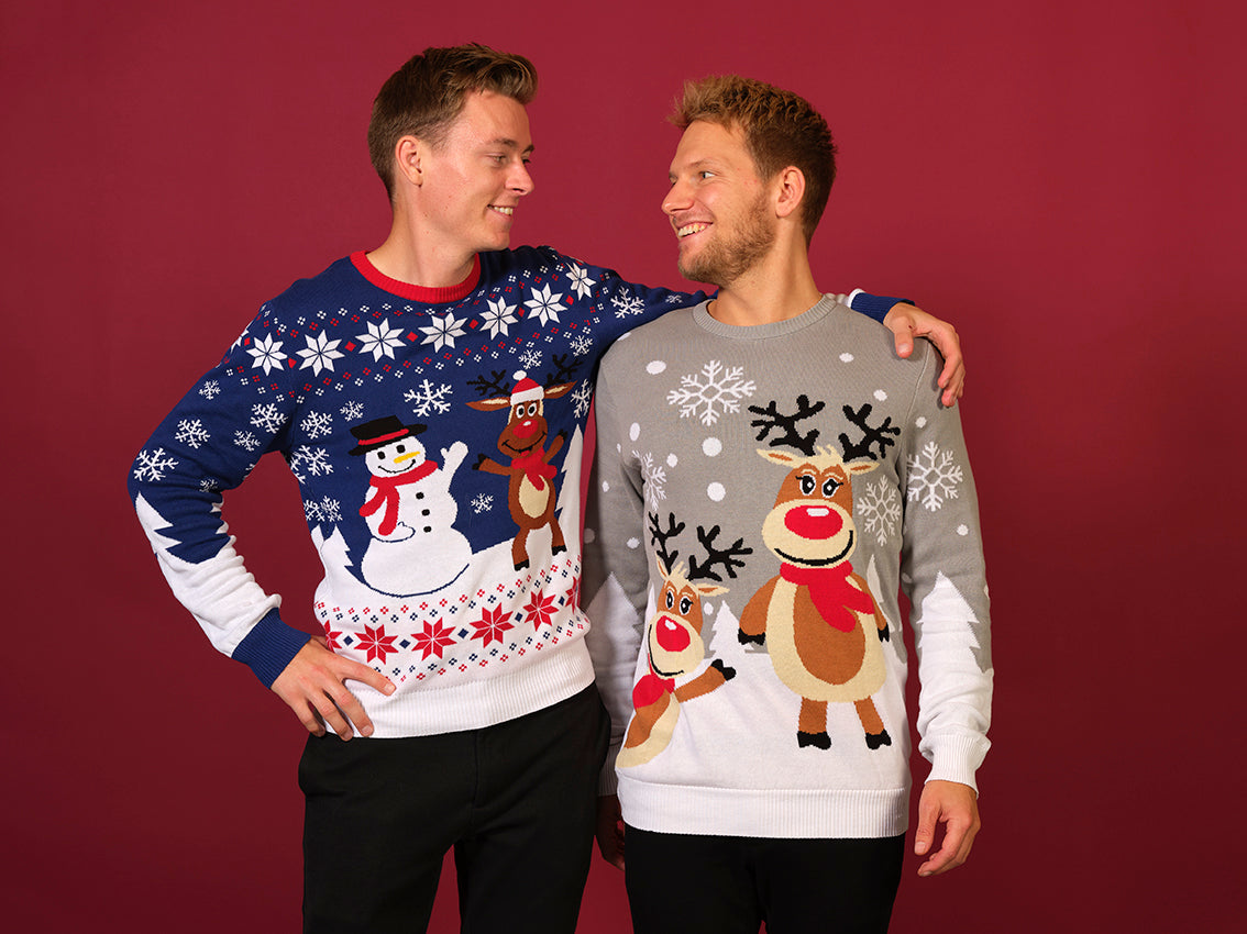 Två personer med jultröjor.