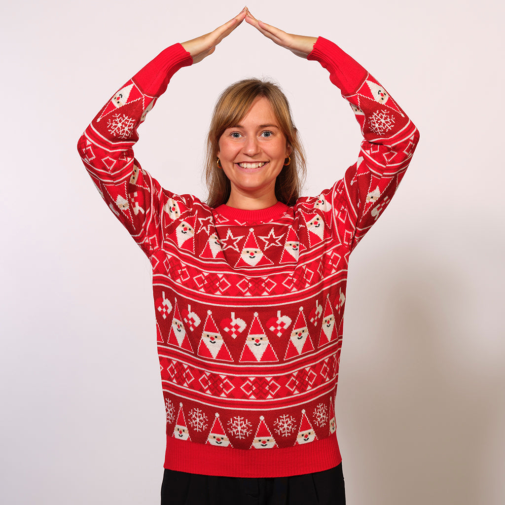 Kvinna i röd jultröja med tomtar och mönster.