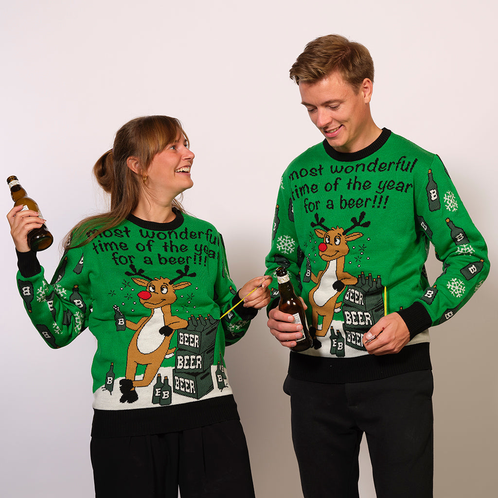 Ett par iförda en grön jultröja med texten 