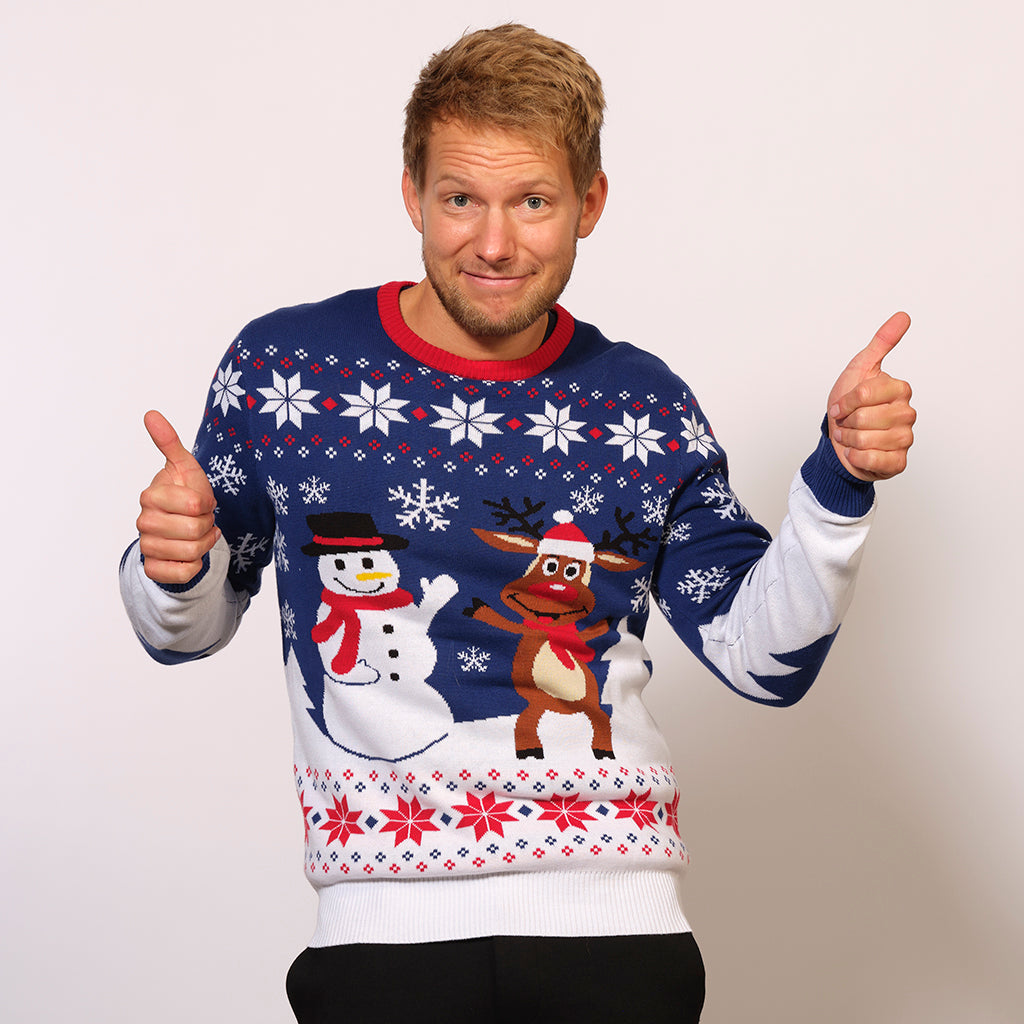 En man i en blå jultröja med Rudolf och en snögubbe.