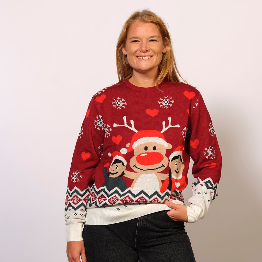 En leende kvinna i röd jultröja med Rudolf och barn.
