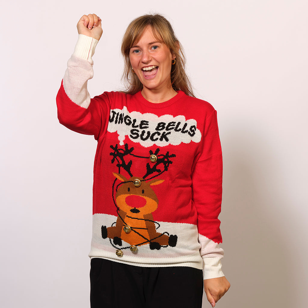 En leende kvinna klädd i en röd jultröja med texten 