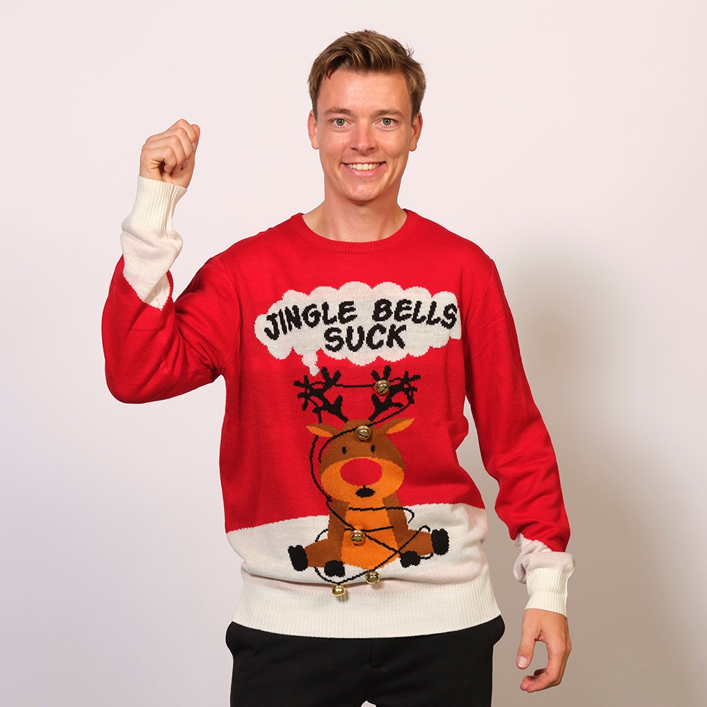 En leende man klädd i en röd jultröja med texten 