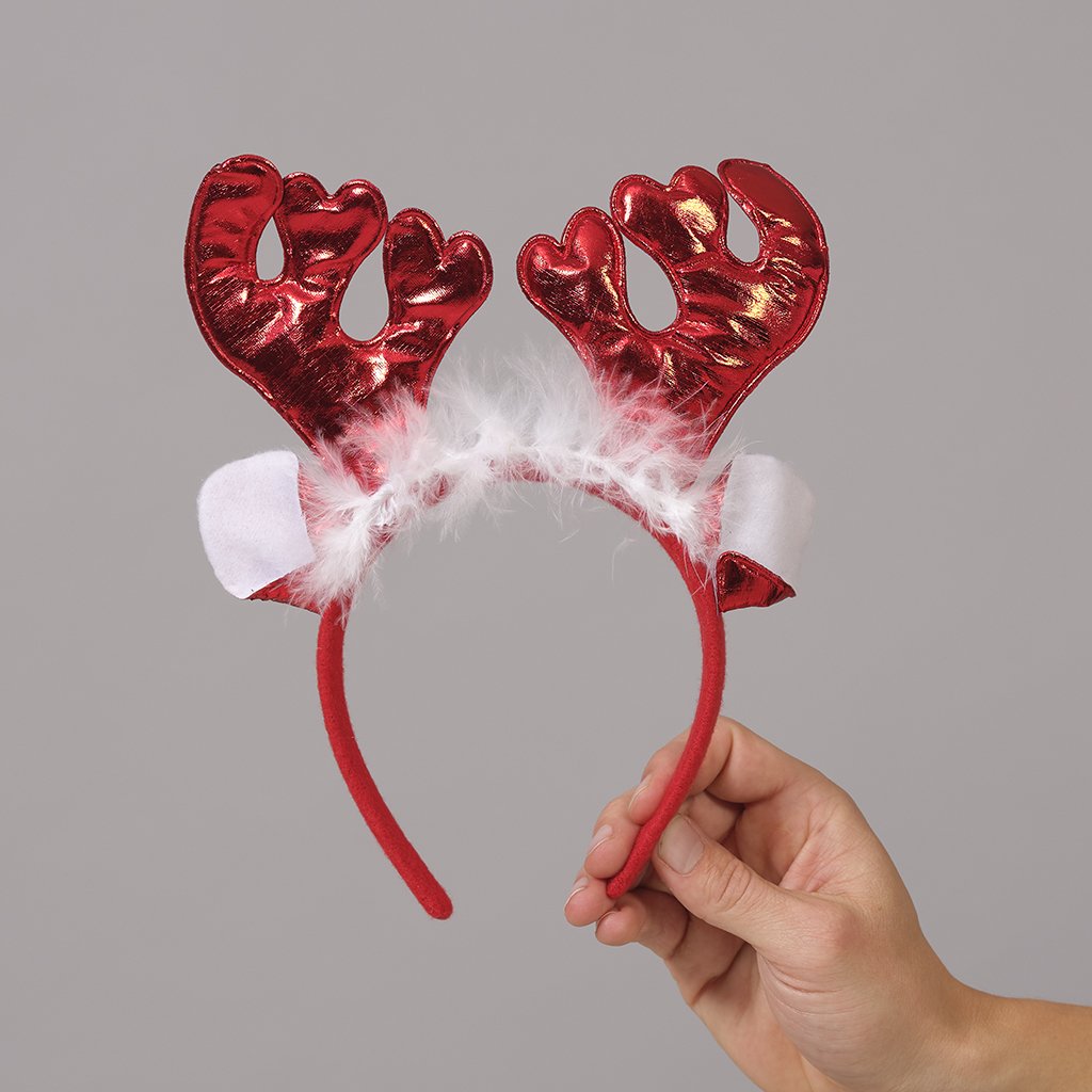 En röd och vit hårinpackning som liknar renhorn.