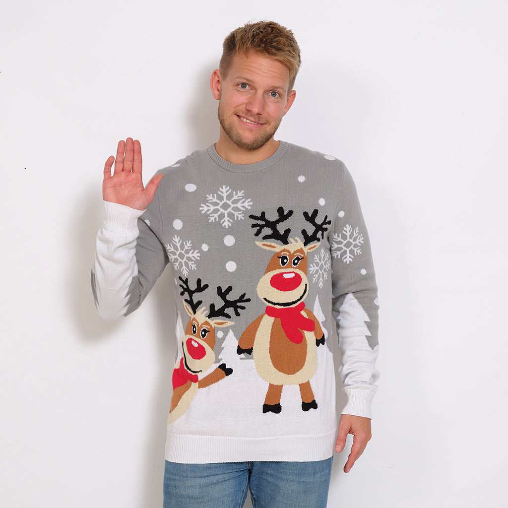 En man i grå jultröja med renar och snöflingor.