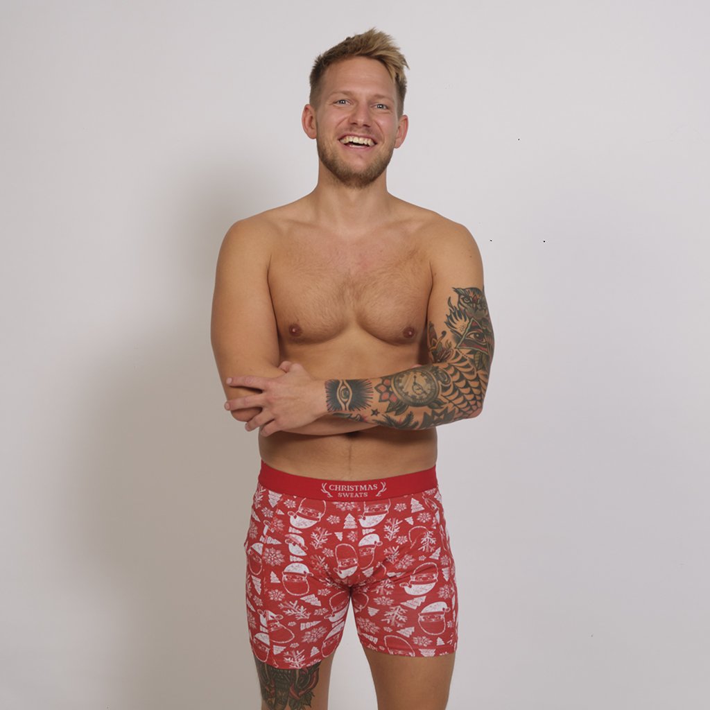 Man i röda kalsonger med jultryck.