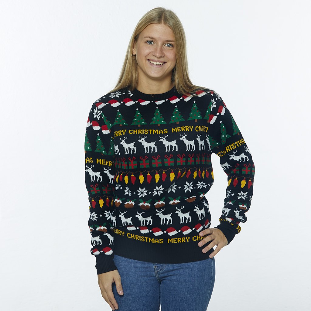 En leende kvinna i svart jultröja med tomteluvor, julklappar, snöflingor och julgranar.