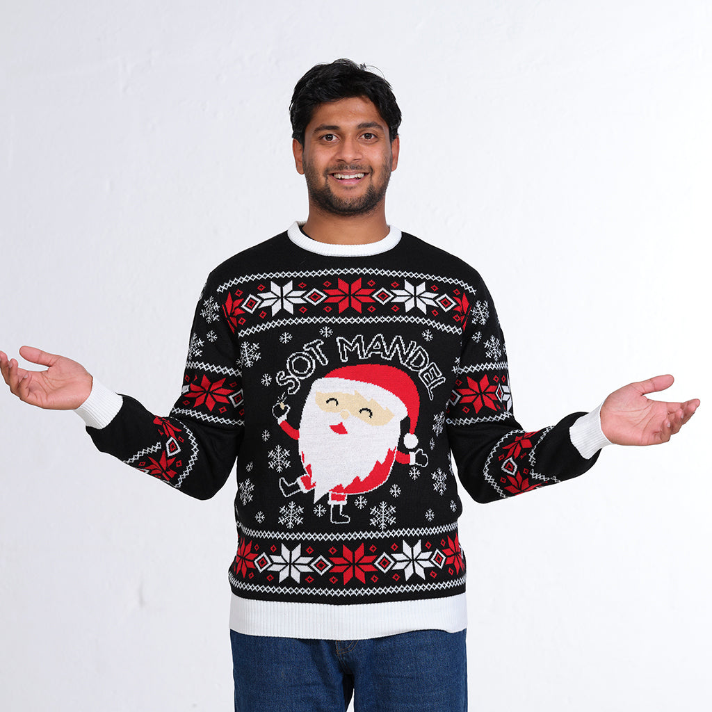 En man i svart jultröja med jultomte och snöflingor.