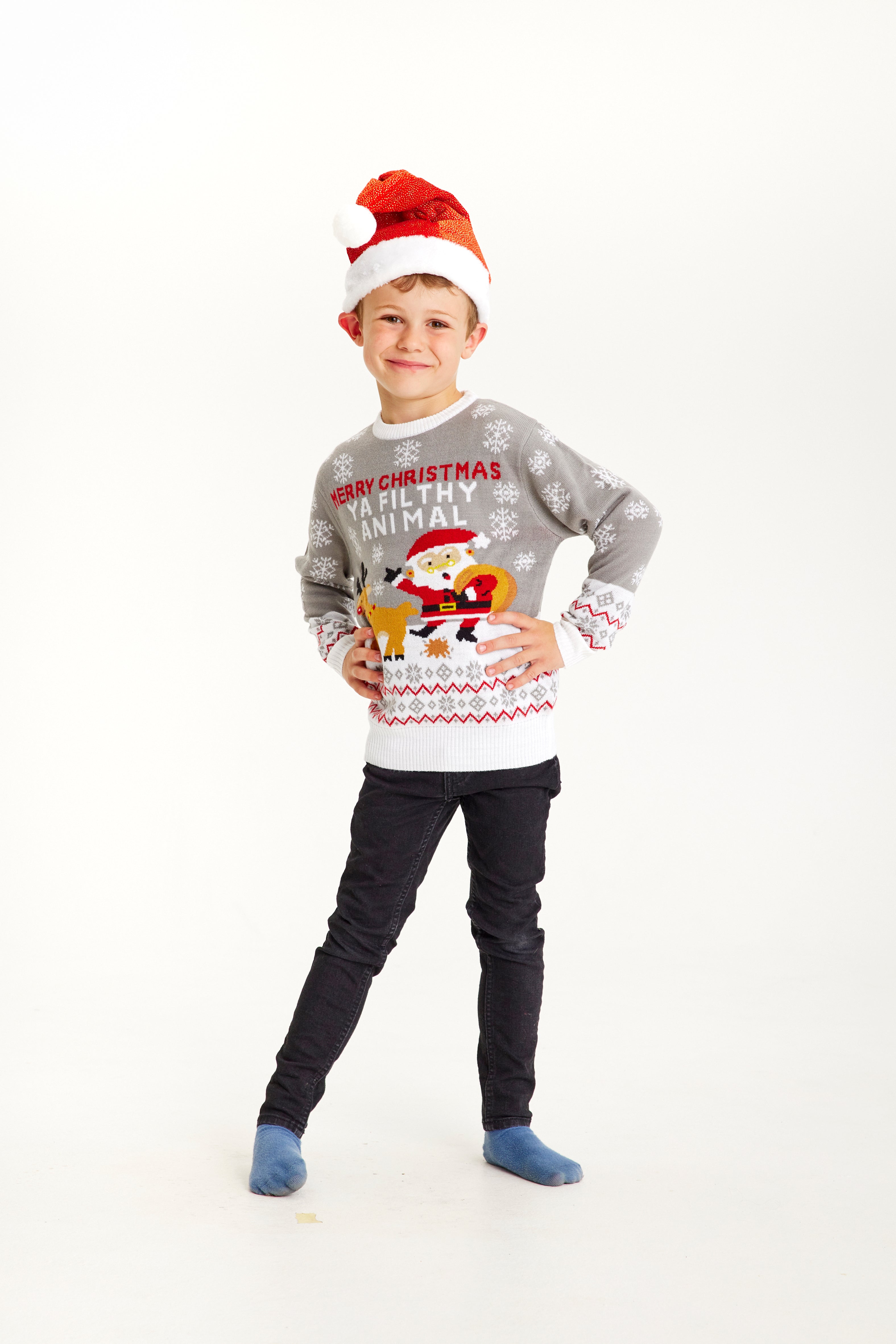 Ett barn som bär en grå jultröja med texten 