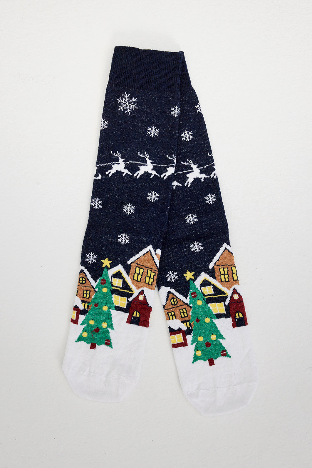 Blå julsockor med en snötäckt stad.