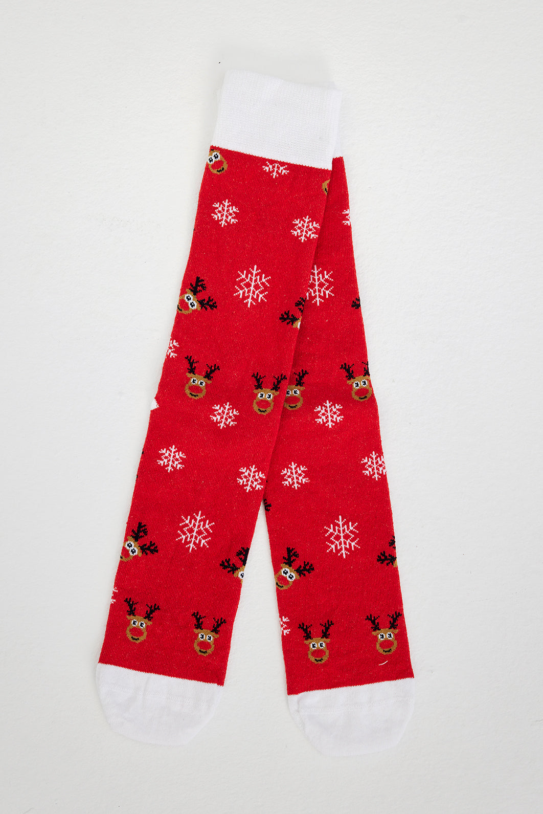 Ett par röda julstrumpor med mönster.