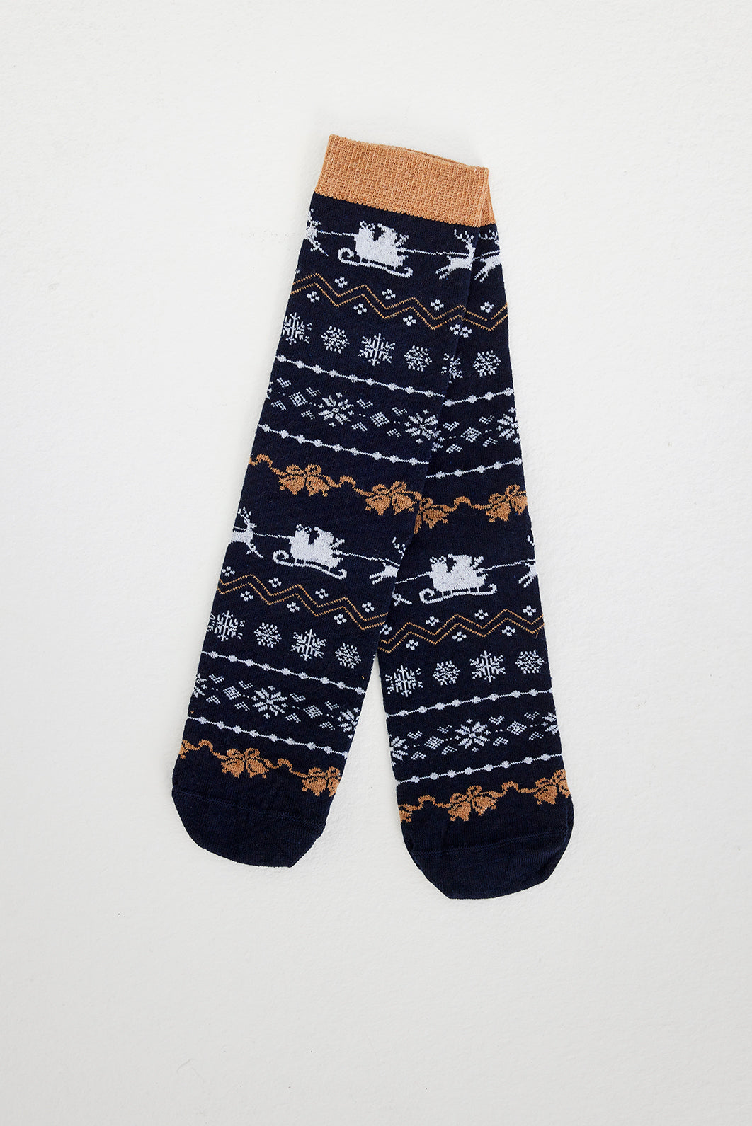 Ett par blå julstrumpor med julmönster på.