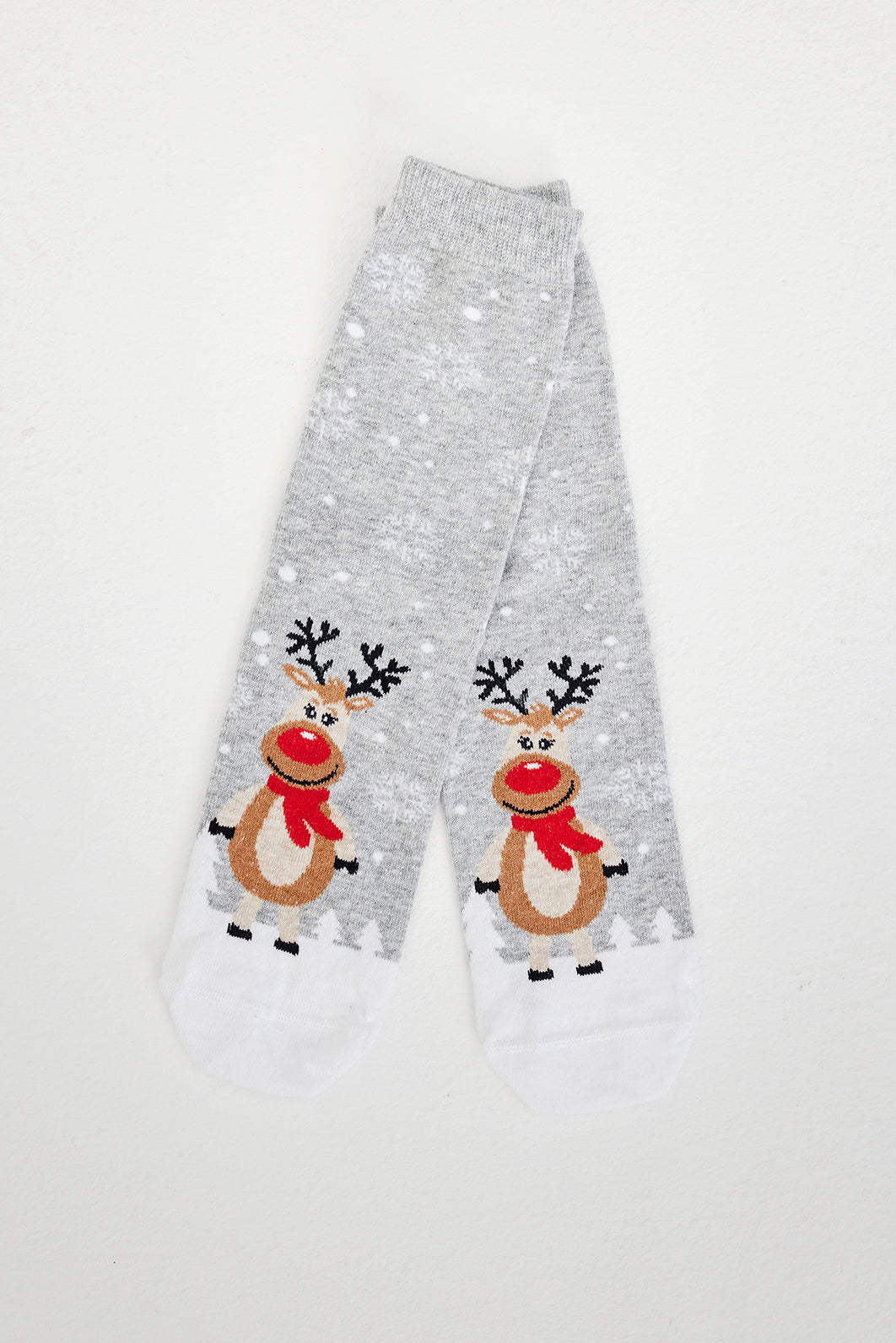 Grå julstrumpor med renar på.