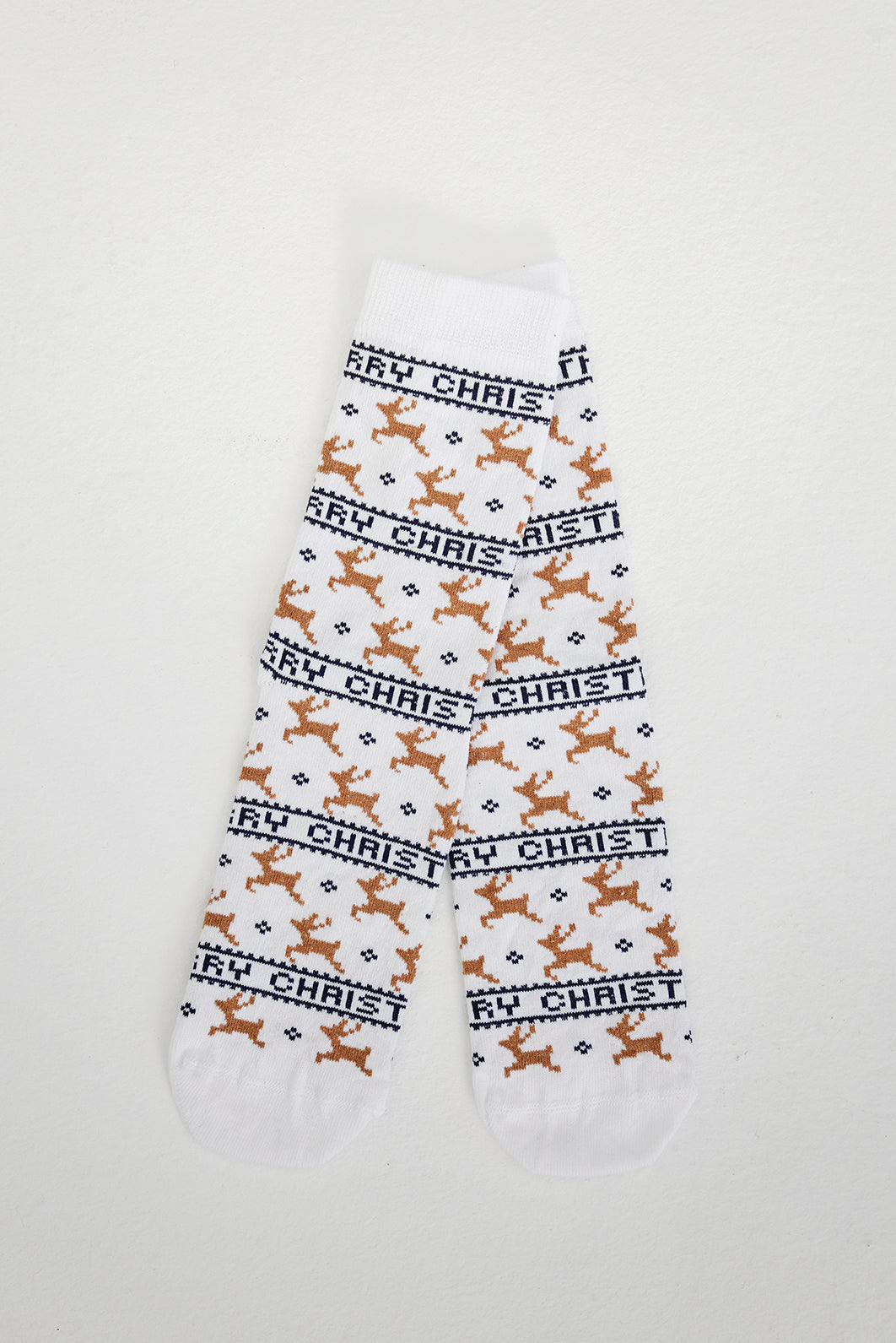 Et par hvide julesokker med rensdyr på.