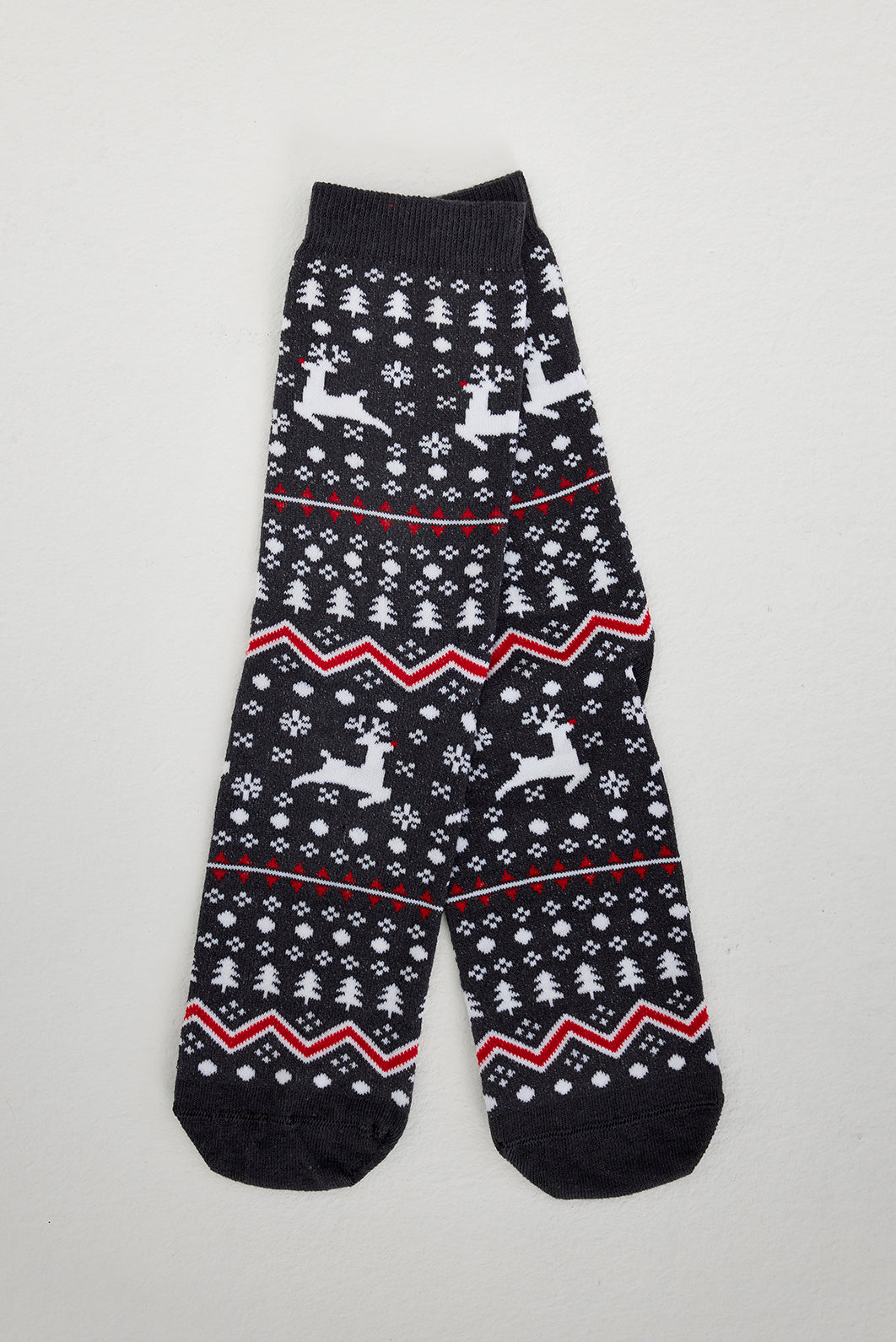 Ett par svarta julstrumpor med renar på.